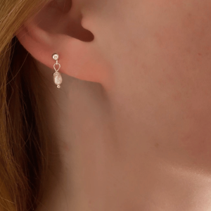 Mini pearl earrings